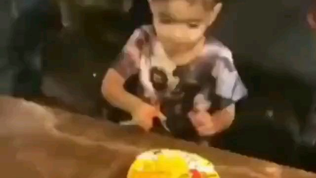 这孩子可能再永远不喜欢过生日了